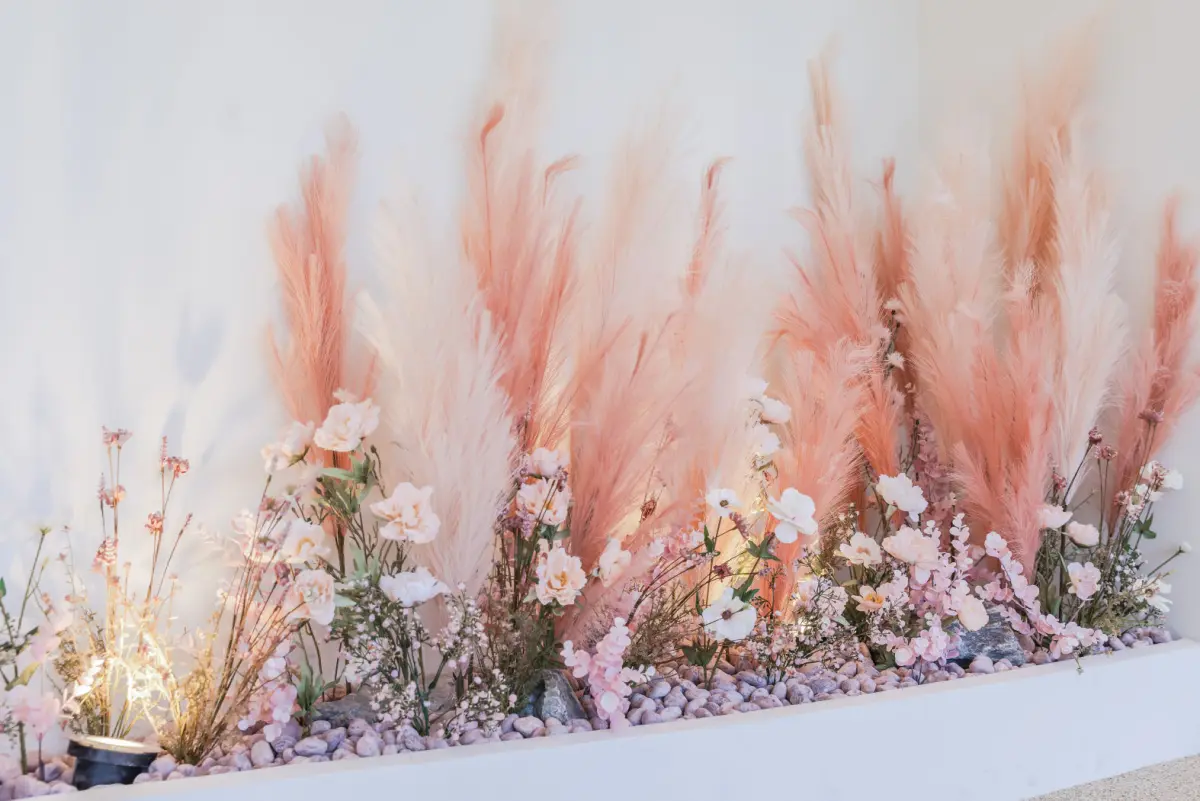 코랄 팜파스와 화이트 플라워의 감성 화단 디자인